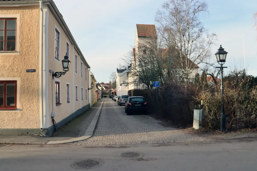 Kr&aring;kegatan med V&auml;tternkyrkan en bir bort.