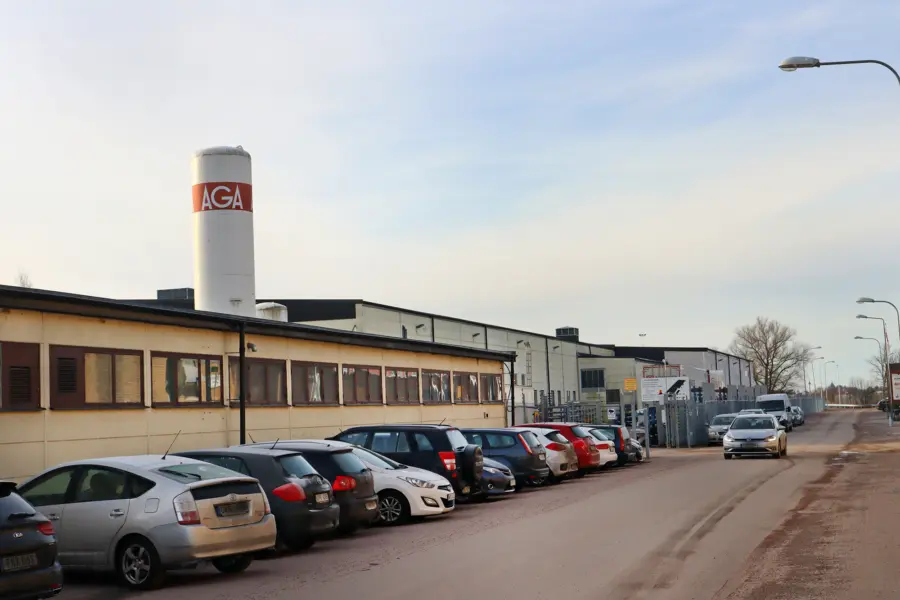 Kron&auml;ngsgatan med parkerade bilar utmed gatan.