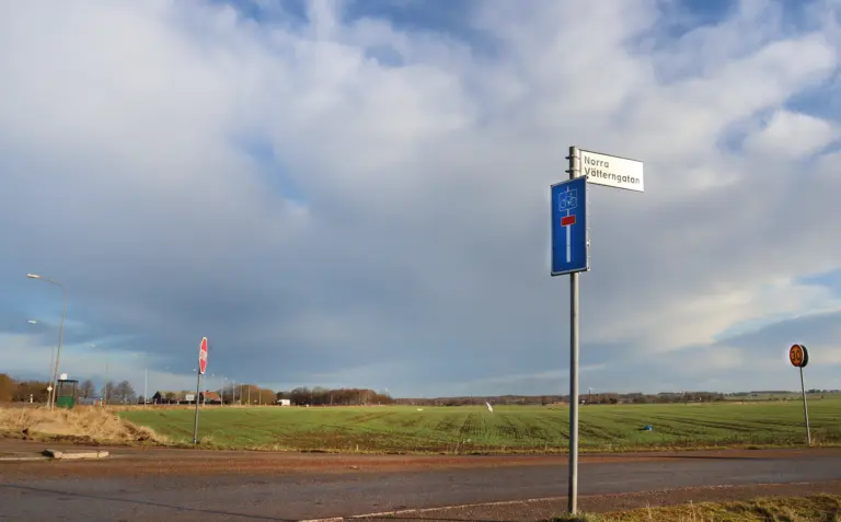 Norra Vätterngatan med åkermark i bakgrunden