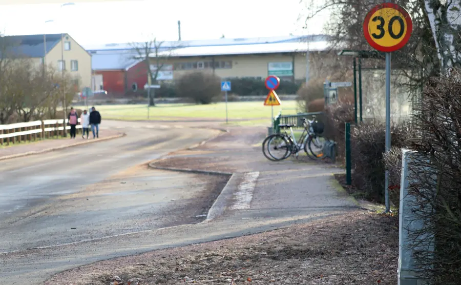 Sk&auml;nningegatan med bussficka till h&ouml;ger