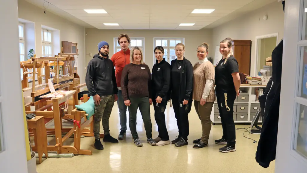Gruppbild på några av de anställda på VIA i de nya lokalerna.