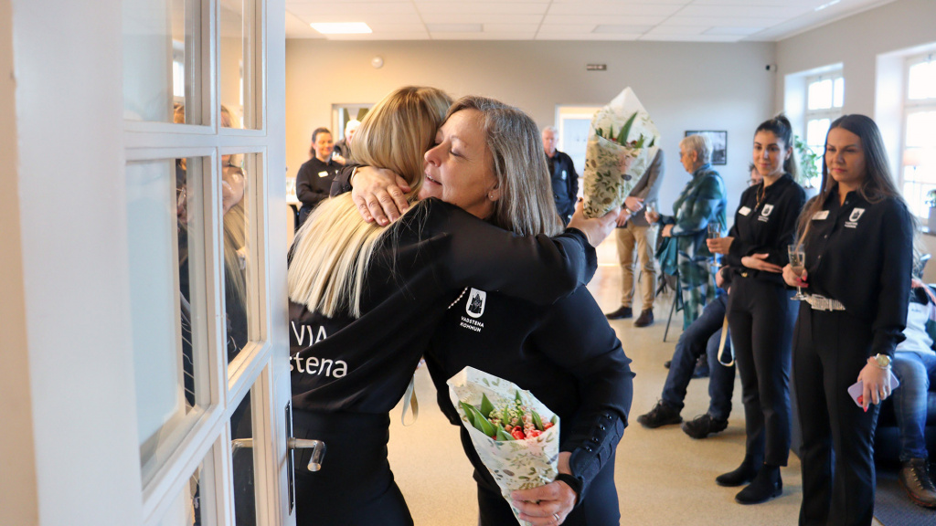 Cjefen Lotta Gemfors ger en kram till en av de anställda