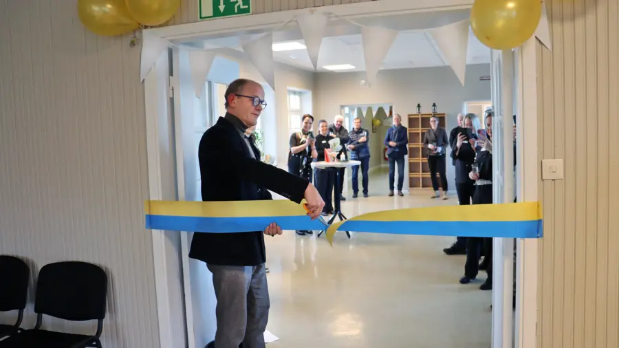 Göran Fältgren klipper bandet vid invigningen.