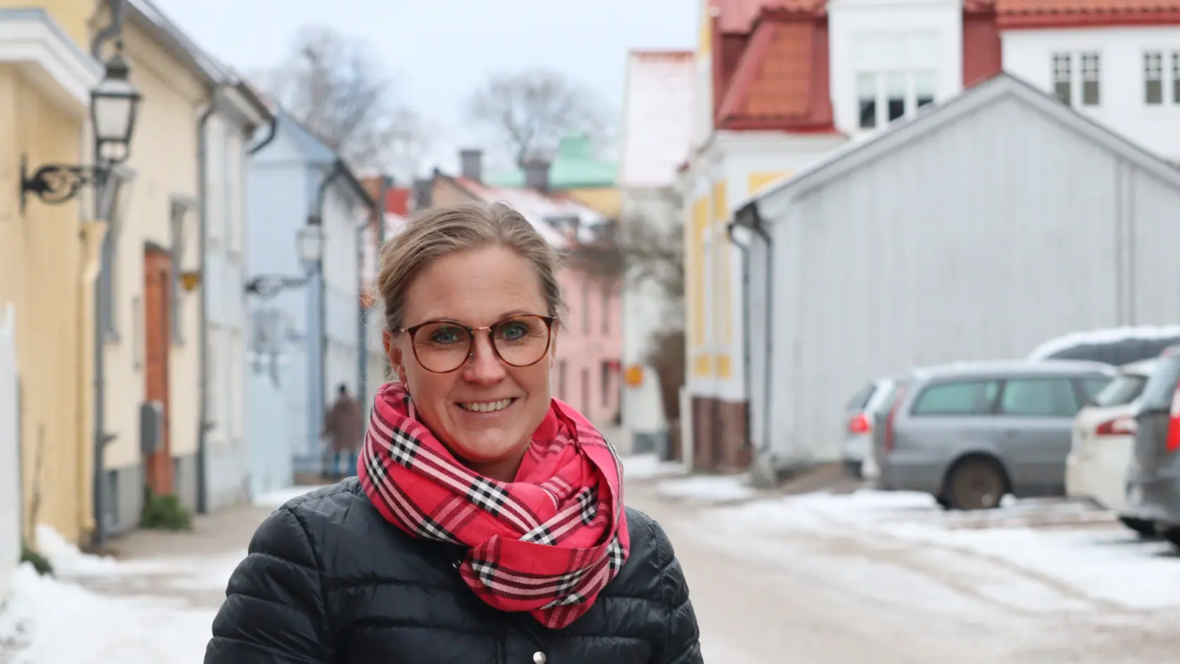 Frida står på gata i Vadstena med hus bakom sig