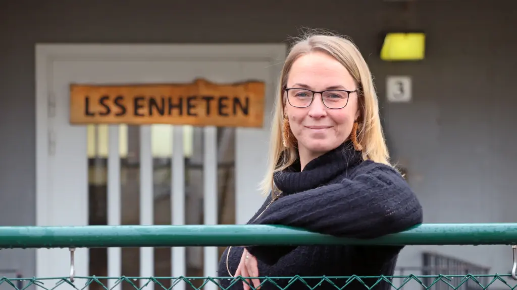 Johanna utanför LSS-lokalerna med entrén bakom sig.