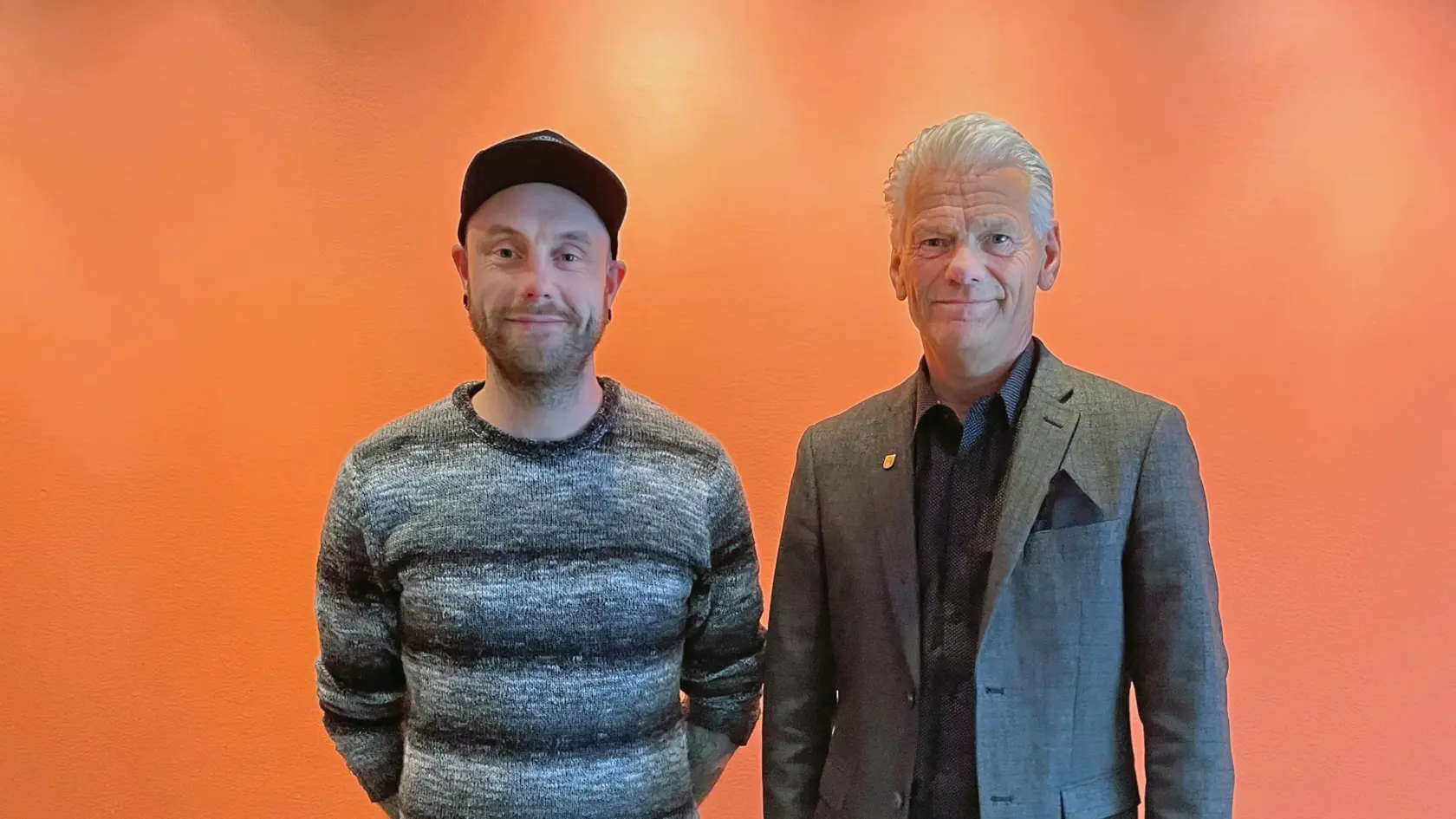 Fabian Thun och Peter Karlsson framför orange vägg.