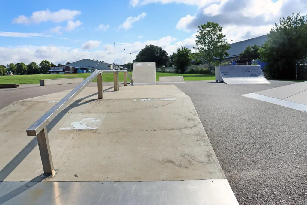 Skatepark med hinder med räcke i förgrunden