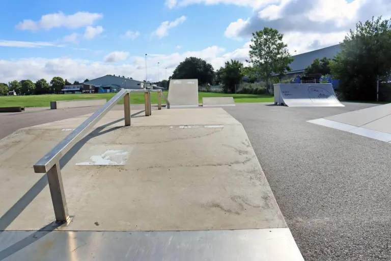 Skatepark med hinder med räcke i förgrunden