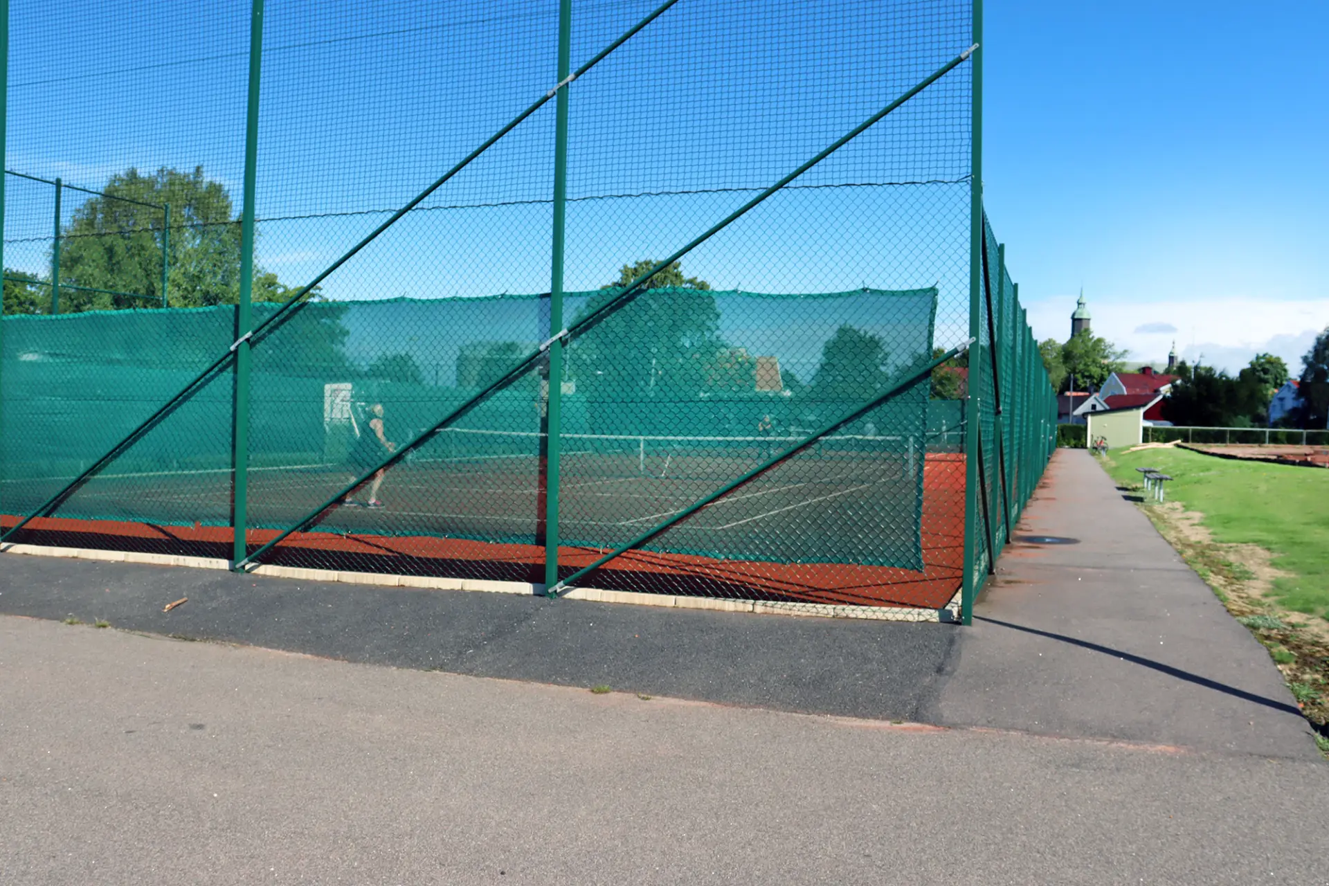 Tennisbana med vadstena hus och Vadstena slott i bakgrunden