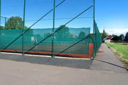Tennisbana med vadstena hus och Vadstena slott i bakgrunden