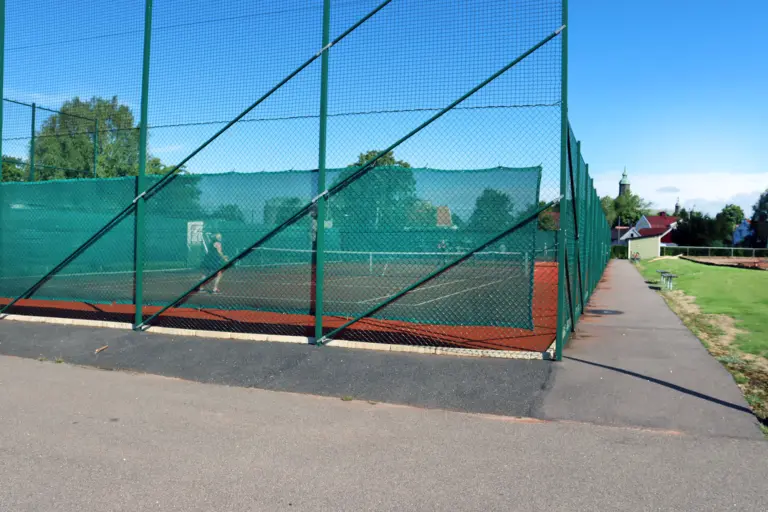 Tennisbana med vadstena hus och Vadstena slott i bakgrunden