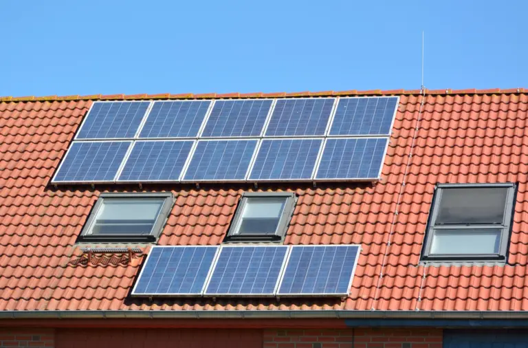 Tegeltak med solpaneler