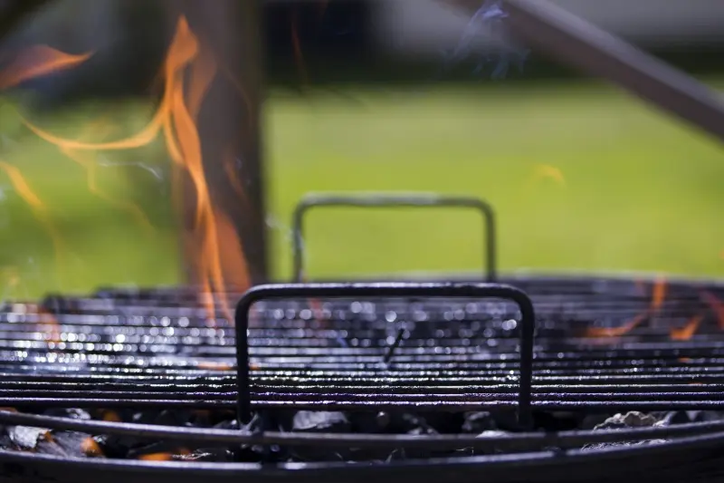 Grill som det slår upp lågor ur