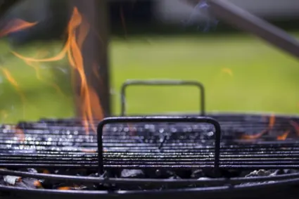 Grill som det slår upp lågor ur