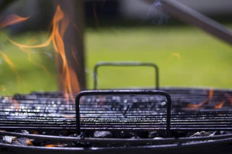 Grill som det slår upp lågor ur