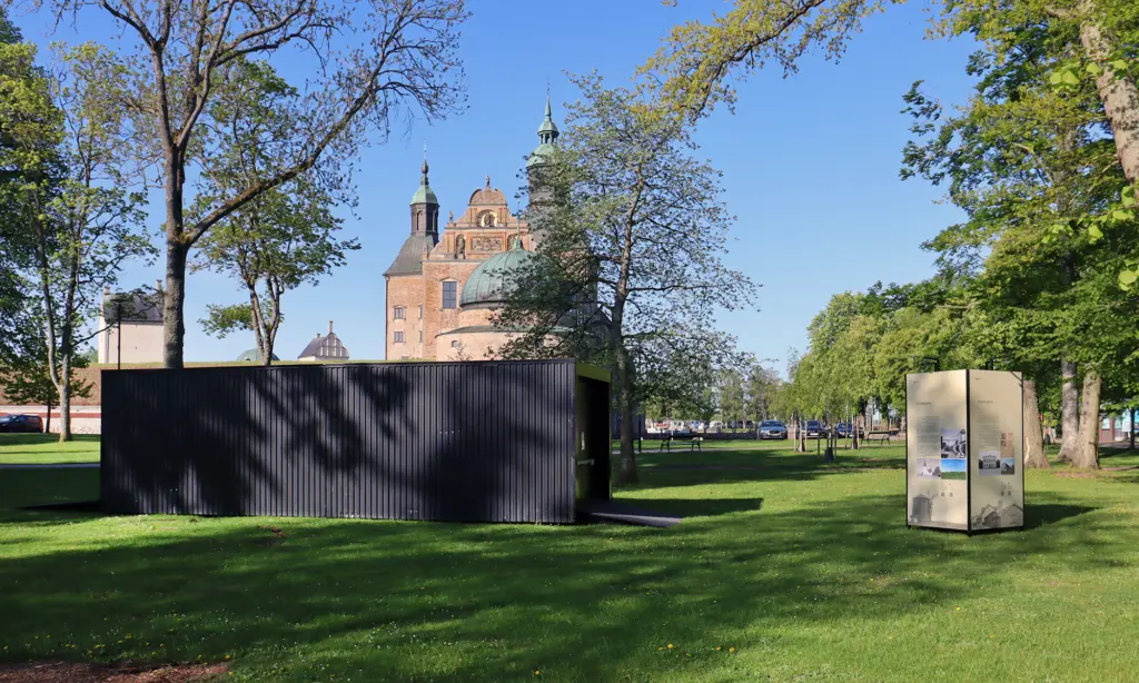 Svart modulbyggnad i Hamnparken