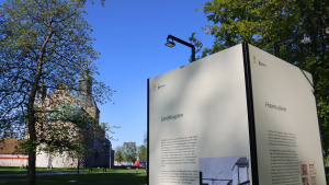 Utställningsskärmar med text och bilder i Hamnparken