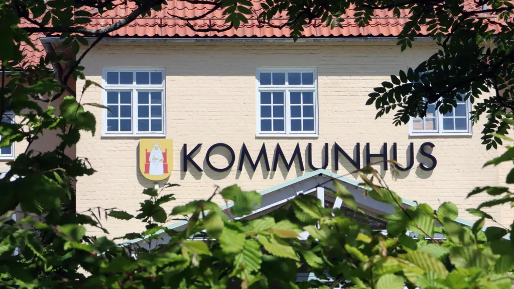Del av kommunhuset med text kommunhus på fasaden