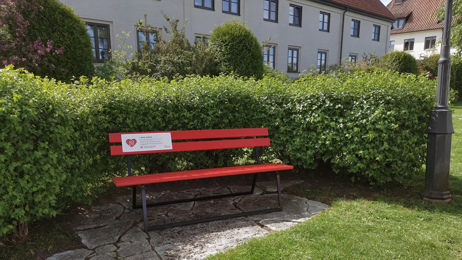Den röda bänken vid Strandpromenaden