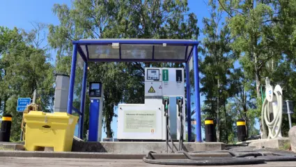 Båtmack med en pump samt slangar på marken framför