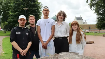 Gruppbild på ungdomarna i Övre hamnparken.