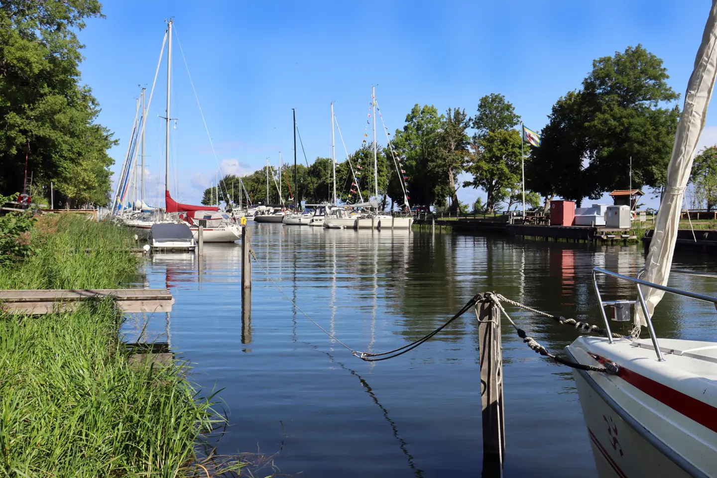 Vy över hamnkanalen med båtar förtöjda på båda sidor
