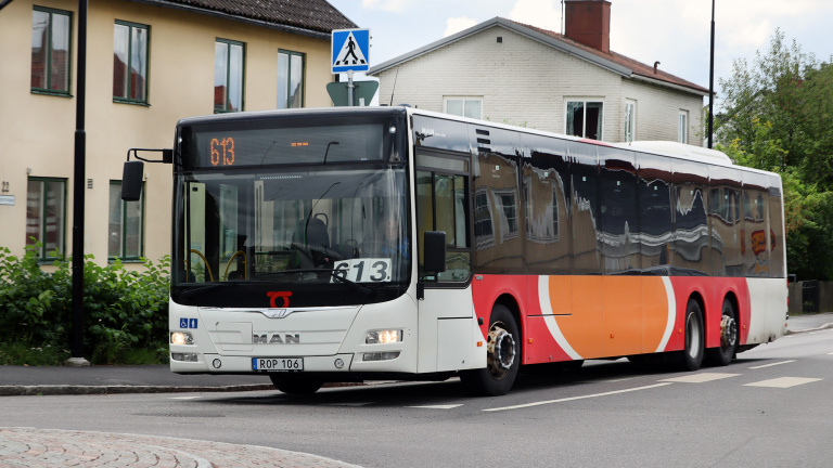 En buss på genomfarten i Vadstena
