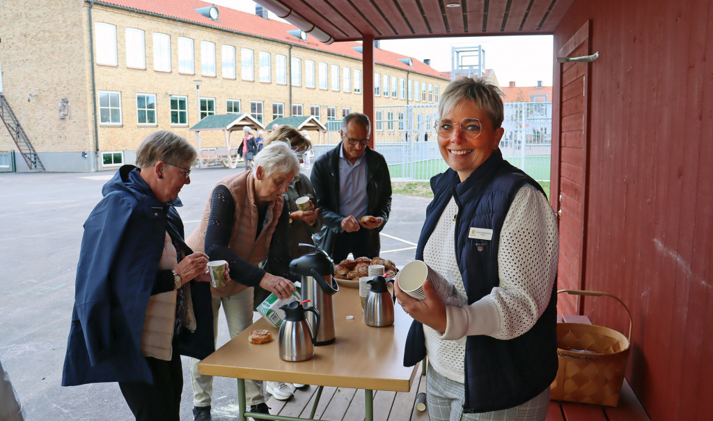 Rektor Anna med kaffemuggar vid kaffeserveringen.
