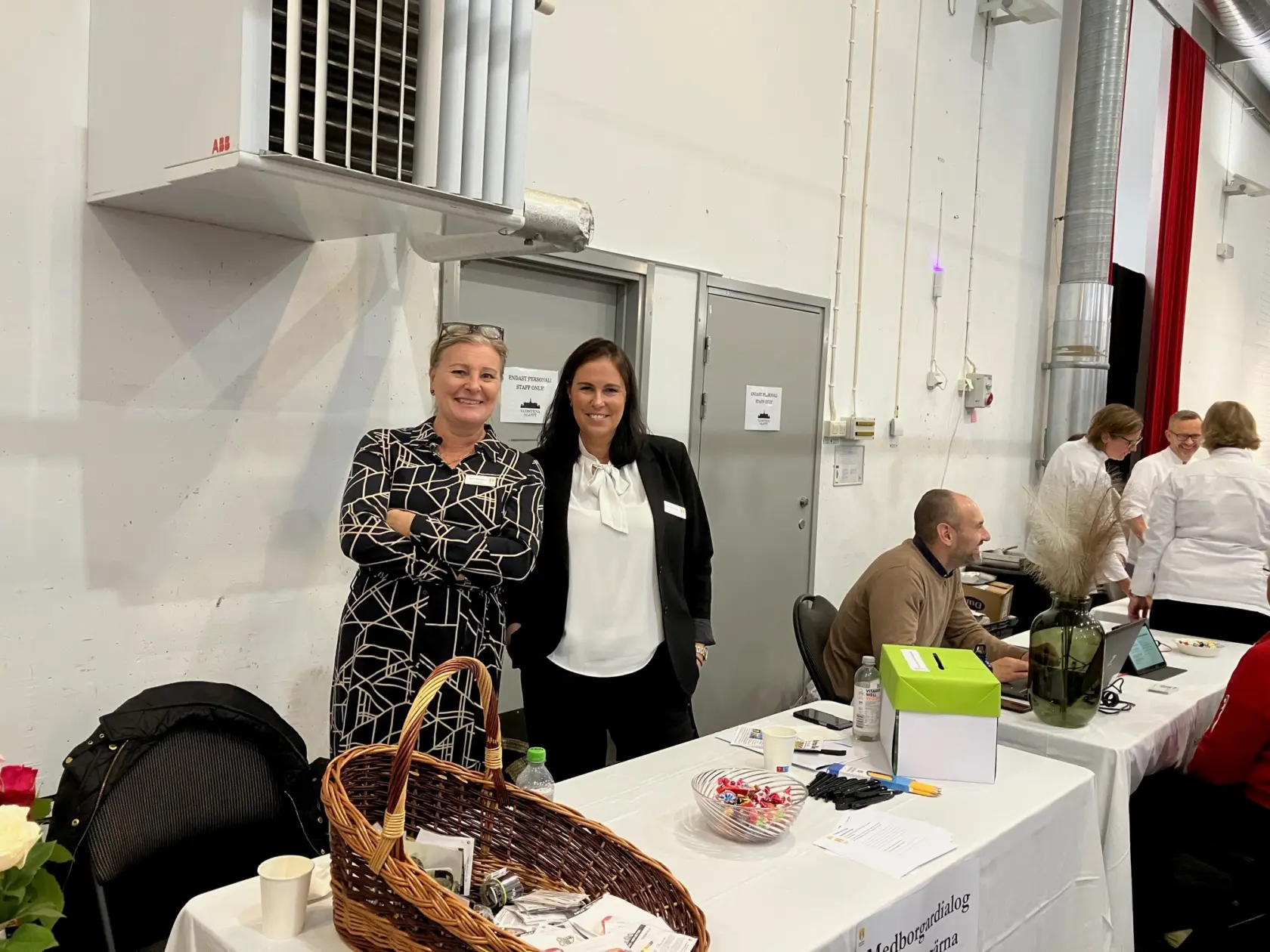 Socialnämndens ordförande Jenny Bytander tillsammans med socialchef Caroline Strand.