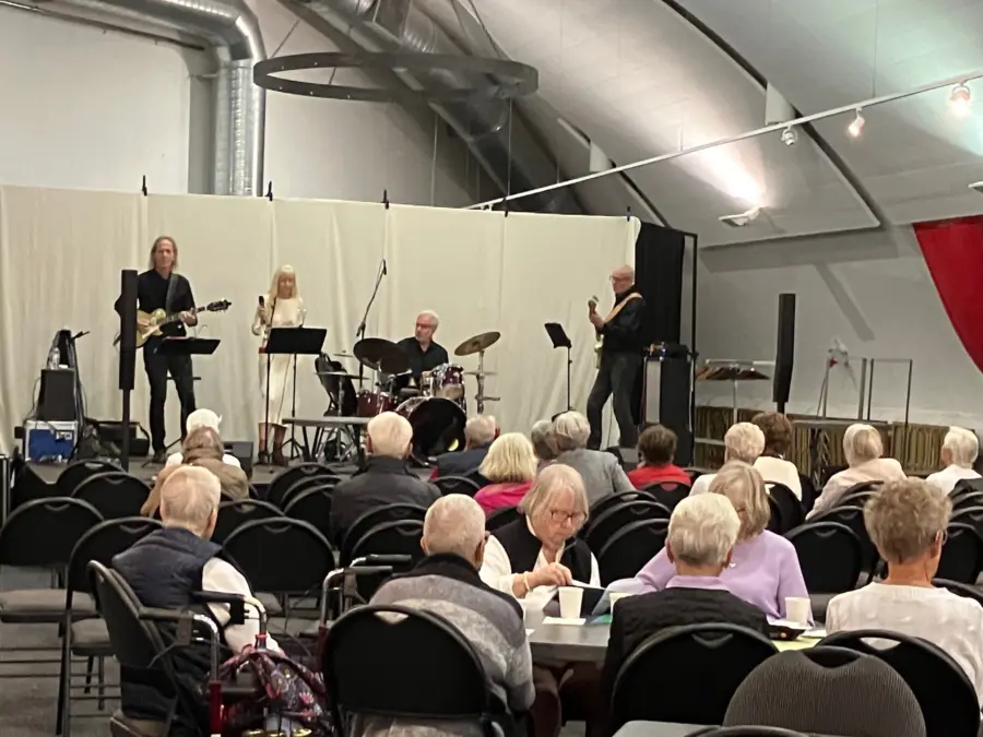 Musikanter underhåller på scen