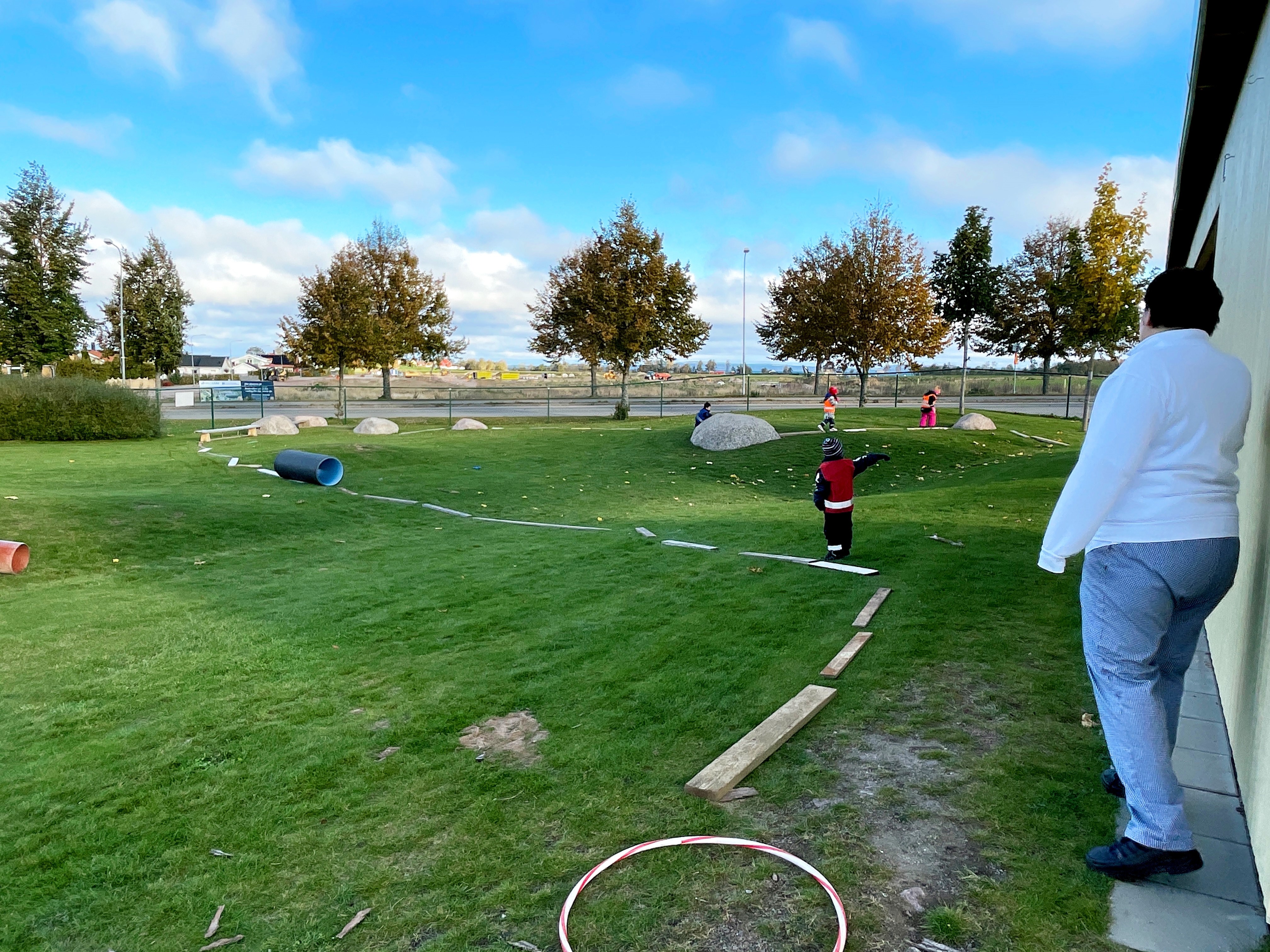 Barn följer en bana på förskolegården