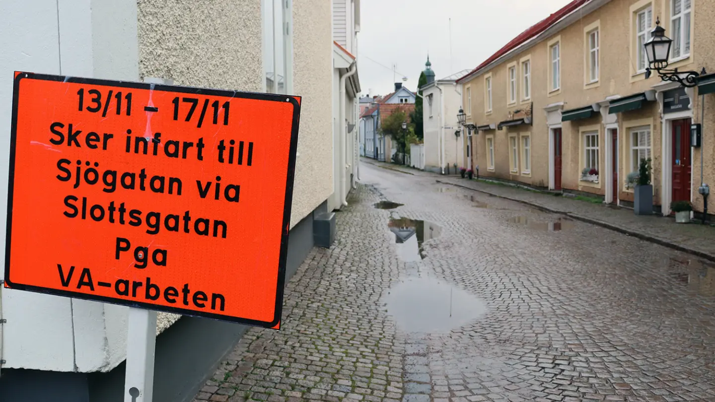 Vy mot Bakgatan, skylt med texten 13/11-17/11 sker infart till Sjögatan via Slottsgatan pga VA-arbeten