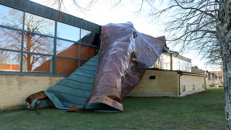 Sporthallen, med taket som lossnat och hänger ned utmed byggnaden