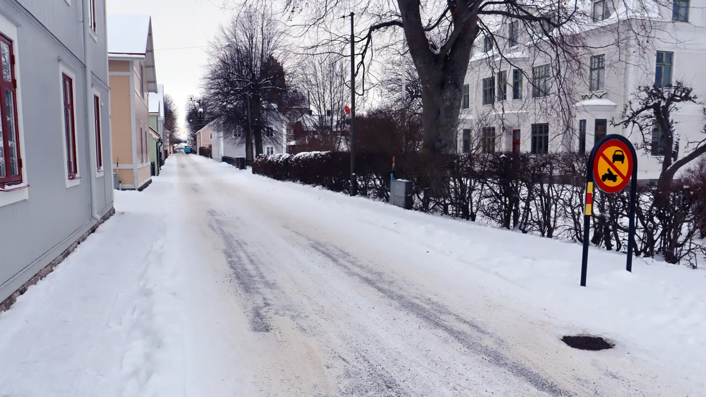 Del av Motalagatan med hus på båda sidorna