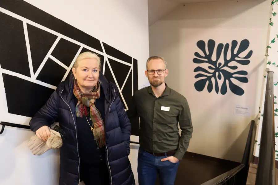 Suzanne Stråkander Rockler och Andreas Müller i en trappa i skolan.