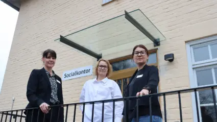 Tre medarbetare utanför den nya entrén till socialkontoret