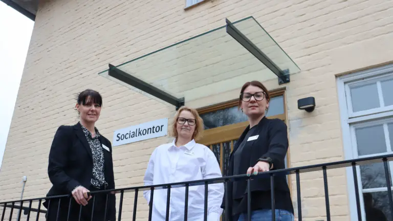Tre medarbetare utanför den nya entrén till socialkontoret