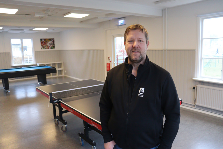 Magnus Gustafsson i ett rum med pingisbord på Fritidscsntrum