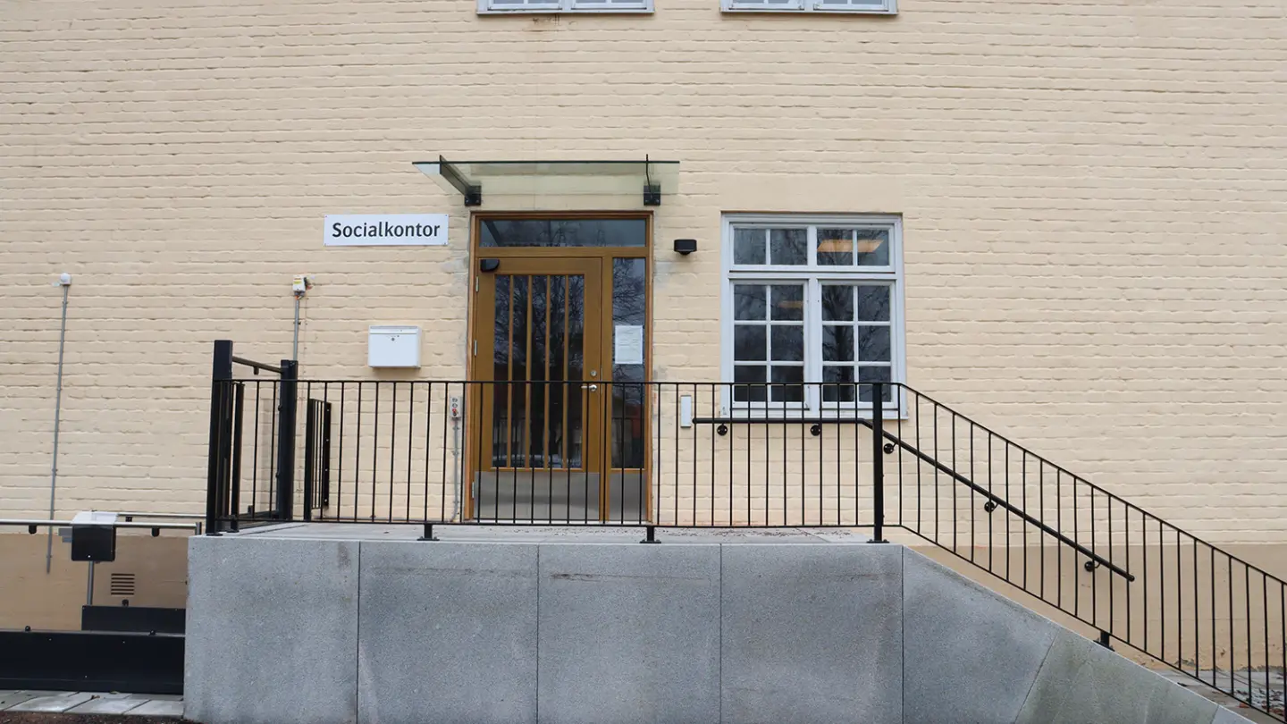 Trappa och entré till socialförvaltningen