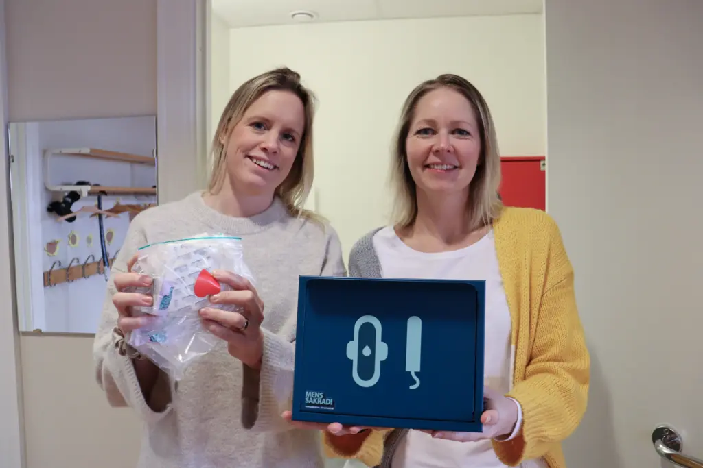 Lisa Hermansson och Mia Hermansson utanför den menssäkrade toaletten på biblioteket.