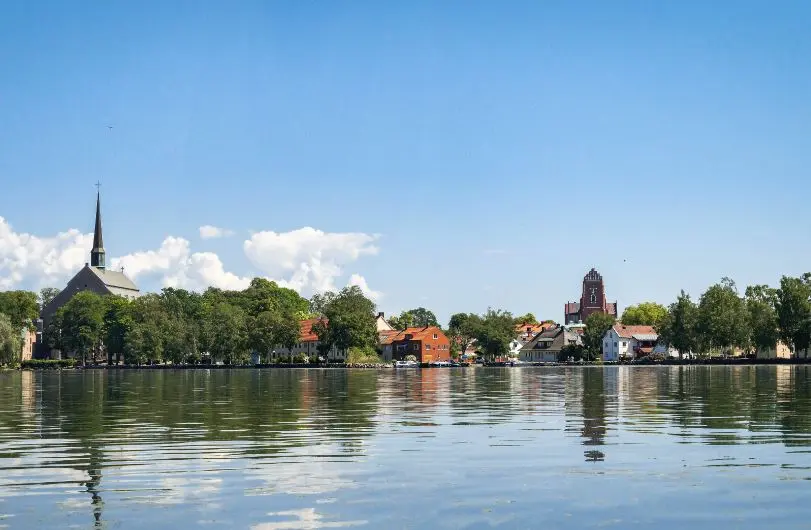 Vy över Vadstena från Vättern