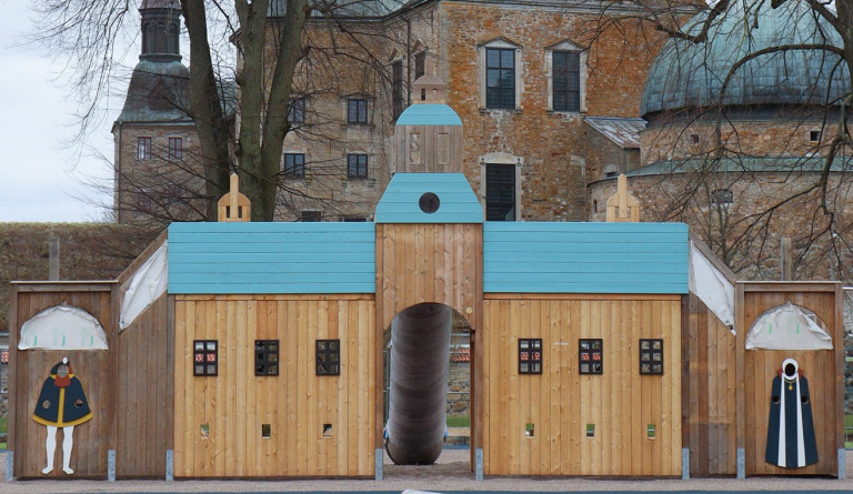 Lekplatsen byggd som fasaden på slottet med det riktiga slottet i bakgrunden.