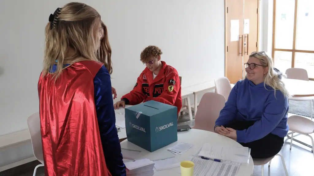Alvin Rydenlund och Isabelle Sandberg tog emot rösterna.