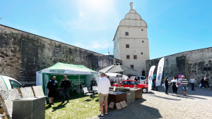 Borggården på Vadstena slott med några utställare