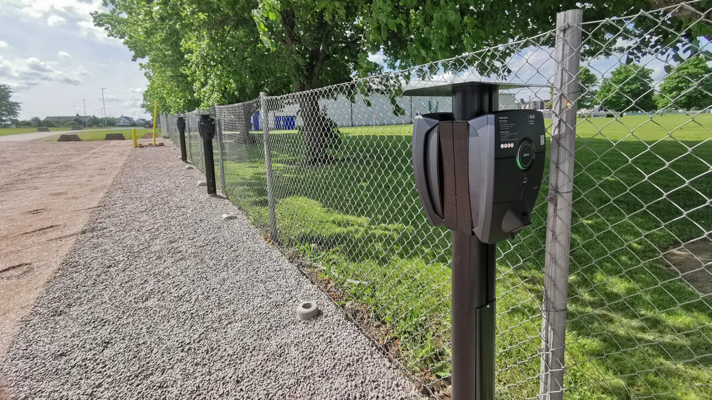 Laddstation med närbild på laddare,
