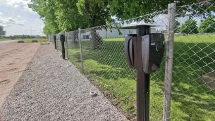 Laddstation med närbild på laddare,