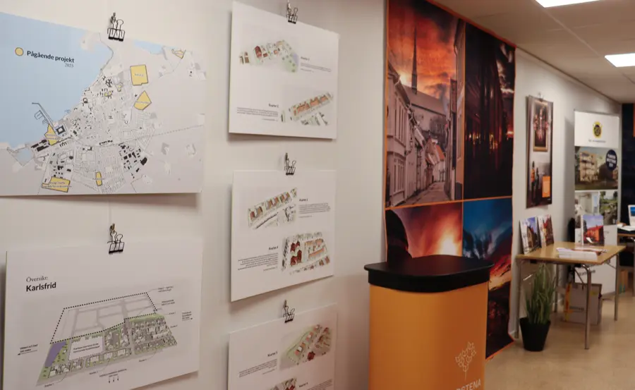 Vägg med utställning av byggprojekt