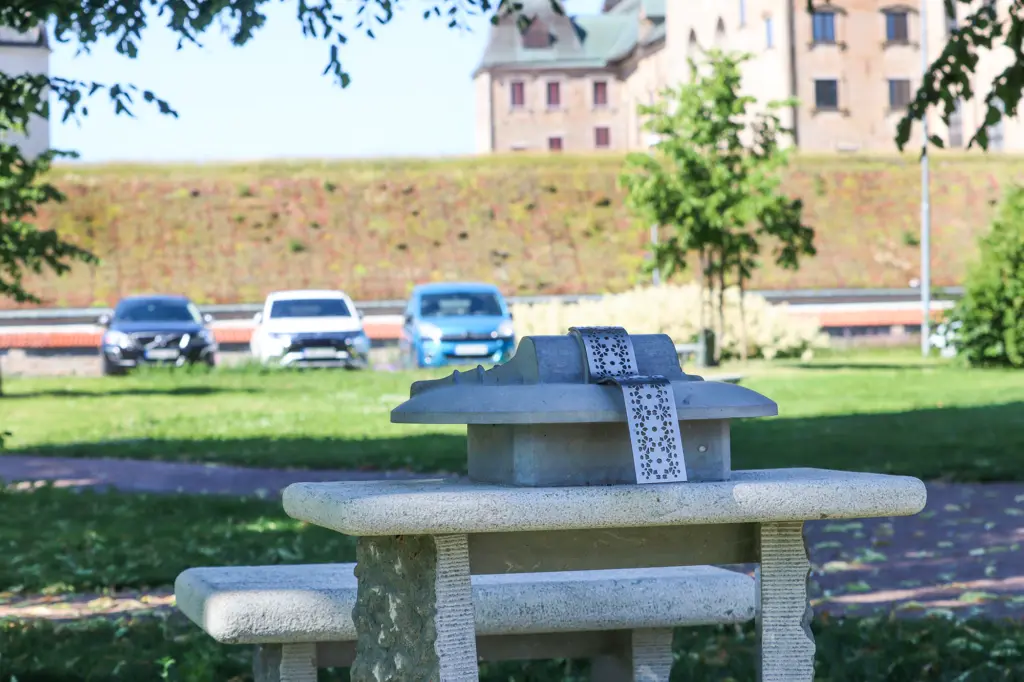 Stenskulptur med knyppeldyna, slottet i bakgrunden.