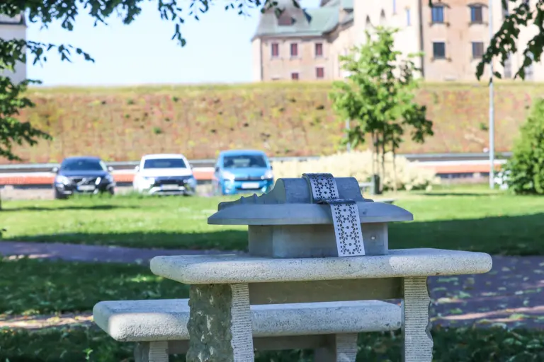 Stenskulptur med knyppeldyna, slottet i bakgrunden.
