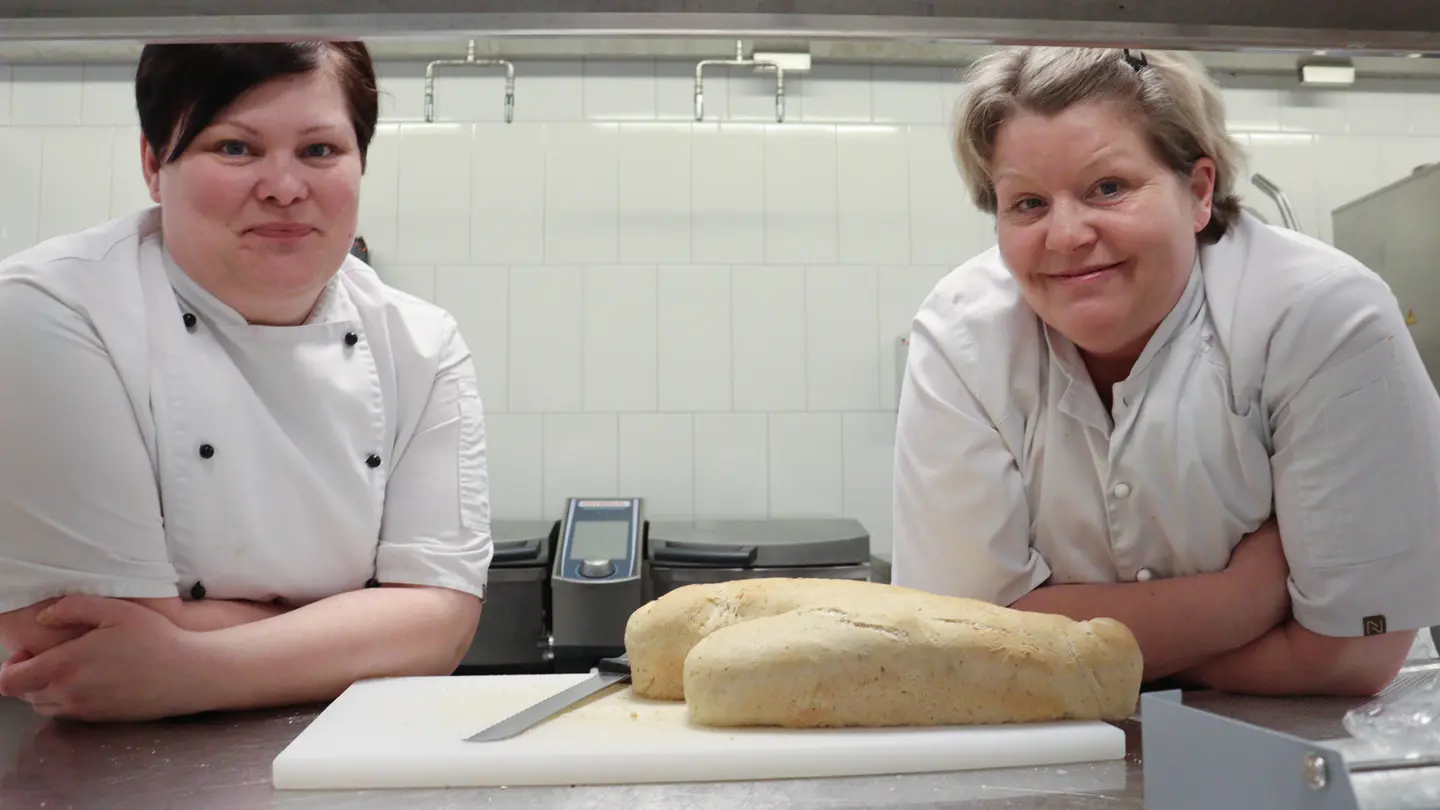 Hanna Wetter och Charlotta Ek vid köksbänk med nybakat bröd.